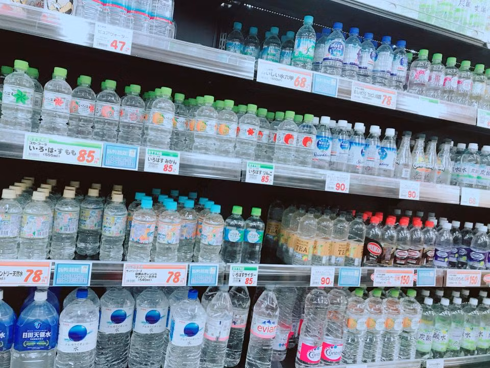 Có màu trong suốt không khác nước lọc thông thường song nó độc đáo ở mùi hương và vị ngọt như trà sữa. Ảnh: Facebook.