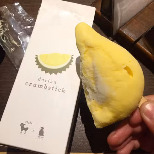 Dù đắt gấp 5-6 lần nhưng hình thù bắt mắt khiến kem múi sầu riêng thật sự hút khách. Ảnh: Foody.