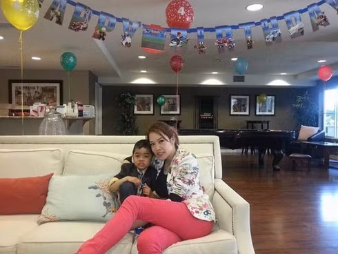 Phòng khách rộng thoáng được trang trí đẹp mắt. Ảnh: Dân Việt.