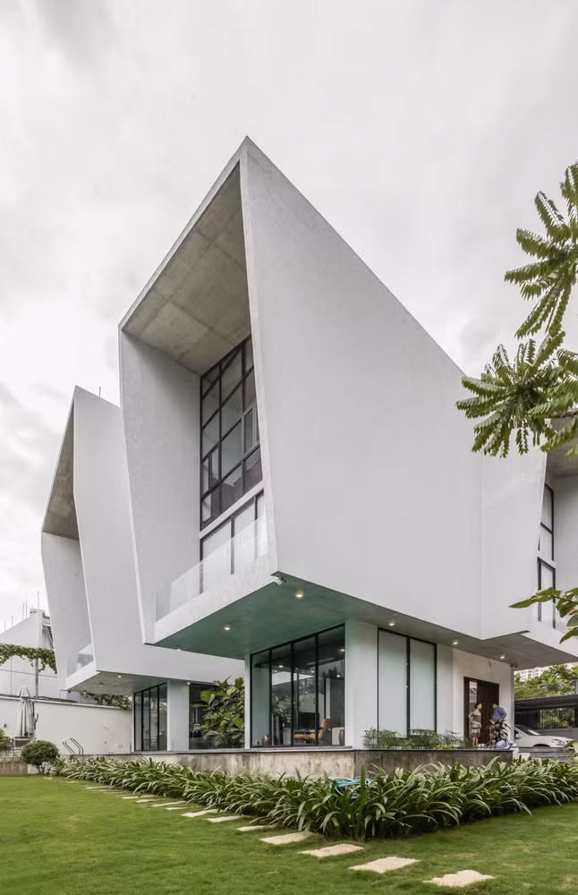 Những góc cạnh táo bạo mang đến vẻ đẹp mạnh mẽ của công trình.