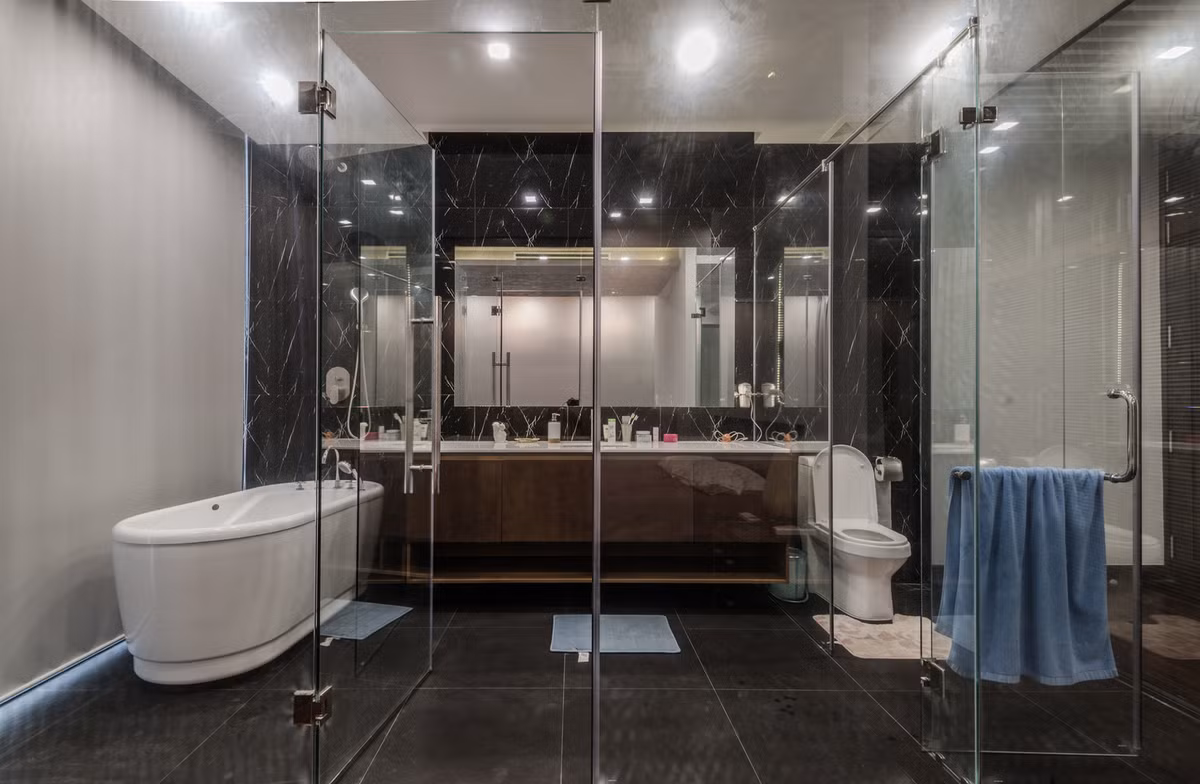  Phòng tắm trang bị nội thất hiện đại không kém khách sạn cao cấp.