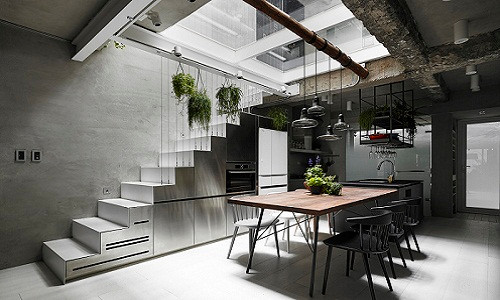 Xem xét kỹ các vấn đề, kiến trúc sư chọn giải pháp cải tạo ngôi nhà từ bên trong và phía trên, giữ lại kết cấu cũ.