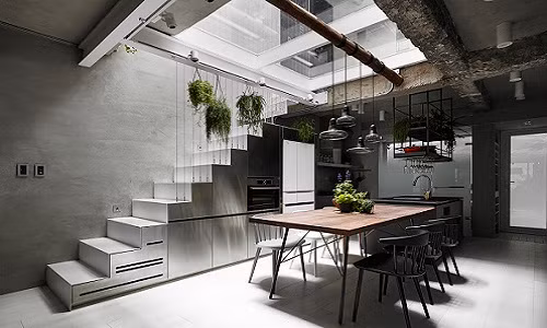 Xem xét kỹ các vấn đề, kiến trúc sư chọn giải pháp cải tạo ngôi nhà từ bên trong và phía trên, giữ lại kết cấu cũ.