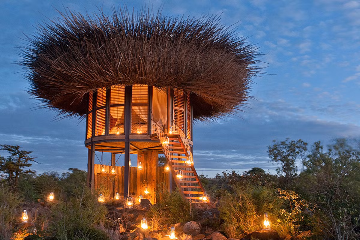 Xây dựng ở khu nghỉ mát Segera, Kenya khách sạn được xây bằng gỗ. Phần mái được đan từ cành cây trông như một tổ chim khổng lồ.