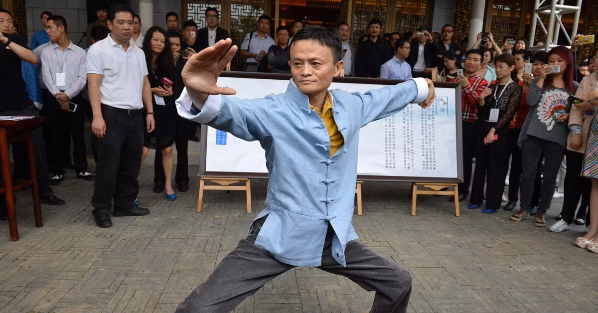 Jack Ma còn là một tỷ phú yêu võ thuật từ bé, ông đặc biệt yêu thích môn Thái cực quyền. Ông yêu Thái cực quyền đến mức làm mọi cách để quảng bá cho môn võ này và thường xuyên đưa huấn luyện viên cá nhân đi cùng. Ảnh: CNBC.