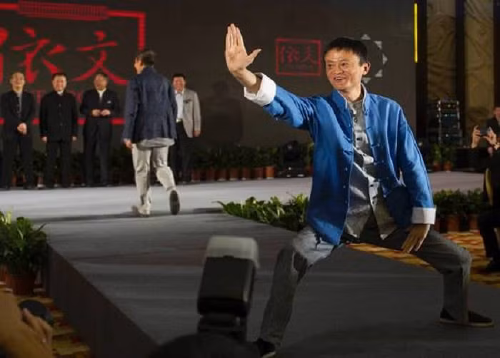 Năm 2009, Jack Ma mời Đại sư Vương Tây An, truyền nhân đời thứ 19 của nhánh Trần Thị Thái Cực tới công ty để dạy Thái Cực Đạo cho nhân viên. Đến năm 2010, số nhân viên của tỷ phú Jack Ma tập Thái cực quyền lên tới 1.000 người. Ảnh: Thefamouspeople.