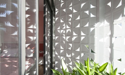 Tường gạch lỗ vừa tạo tính thẩm mỹ, vừa cho ánh nắng len lỏi vào không gian bên trong.