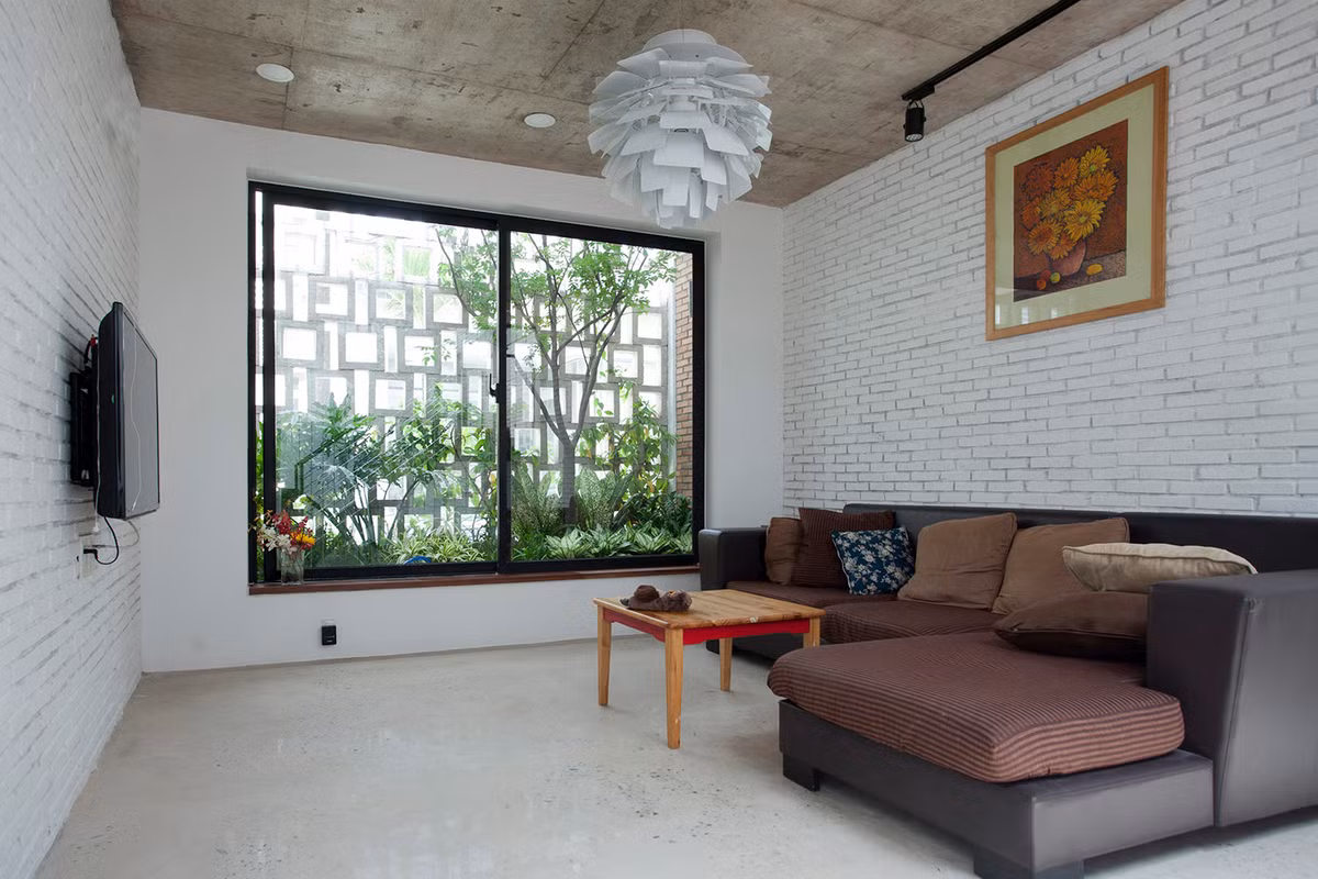 Phòng khách mộc mạc nhưng không kém phần tinh tế.