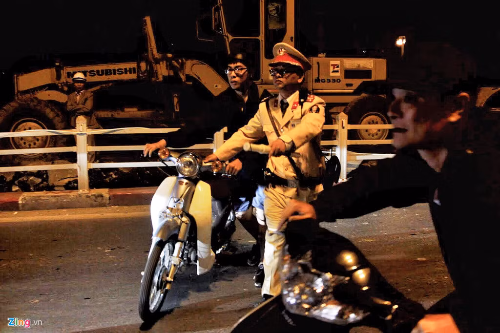 Ghi nhận của phóng viên Zing.vn, chỉ trong chưa đầy 2 giờ, hàng chục lượt phương tiện vi phạm và bị CSGT xử lý.