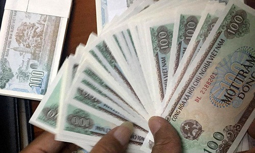 Sau hàng chục năm mất giá, tờ tiền cũ Việt Nam 100 đồng bất ngờ được lưu hành trên thị trường ngày 2/12 tại trạm BOT Cai Lậy (Tiền Giang). Ảnh: Zing.