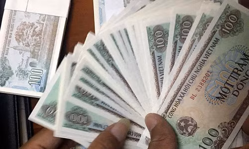 Sau hàng chục năm mất giá, tờ tiền cũ Việt Nam 100 đồng bất ngờ được lưu hành trên thị trường ngày 2/12 tại trạm BOT Cai Lậy (Tiền Giang). Ảnh: Zing.