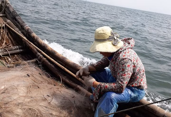 Để bắt tôm tít, ngư dân chỉ cần ra khơi bằng bè mảng và thường là 2 người. (Ảnh: Báo Dân trí)