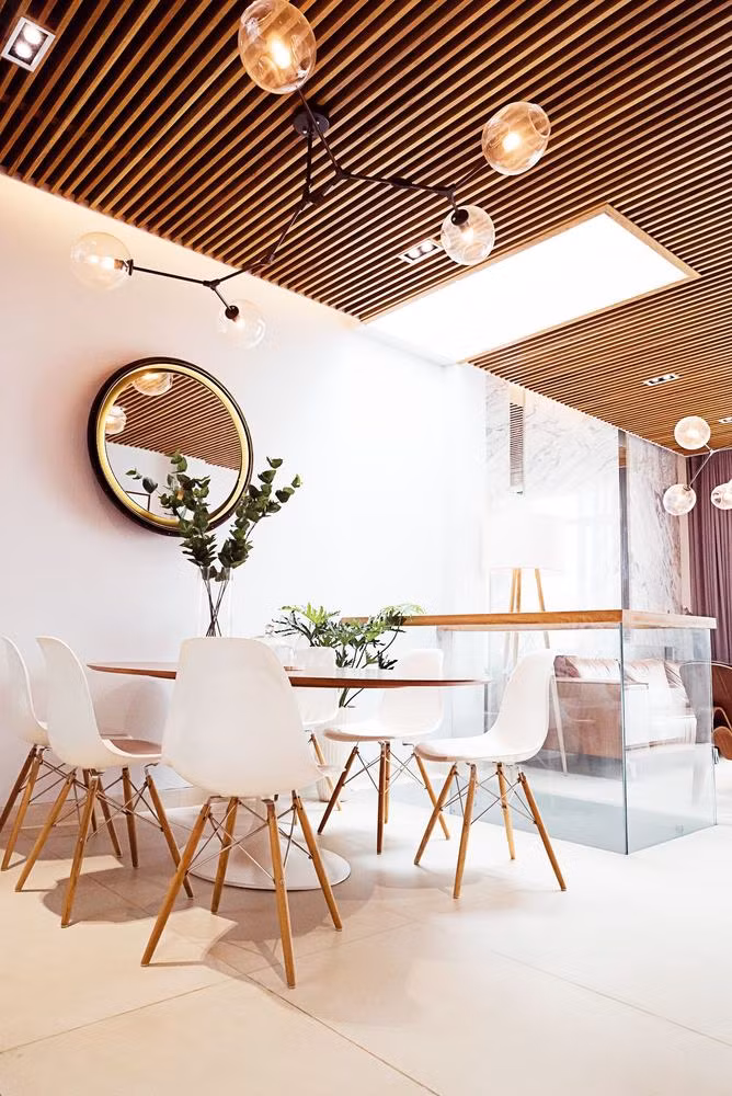 Bàn ăn nhỏ xinh và hiện đại.