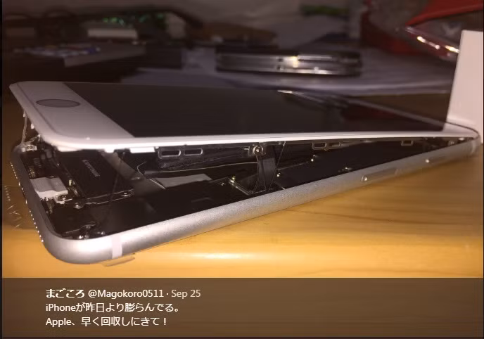 Một người dùng đăng trên Twitter cho thấy phần dưới cùng của màn hình iPhone 8 Plus gần như tách khỏi hoàn toàn phần vỏ phía sau. Ảnh: Twitter.