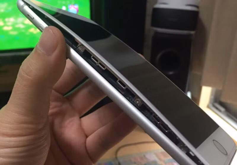 Ảnh từ một người dùng khác còn cho thấy màn hình cong lên. Ảnh: Twitter.