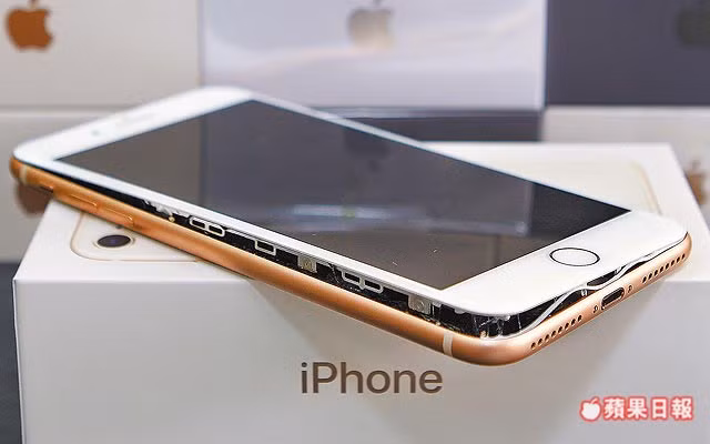 iPhone 8 Plus bung màn hình khiến người dùng lo lắng. Ảnh: ifeng.