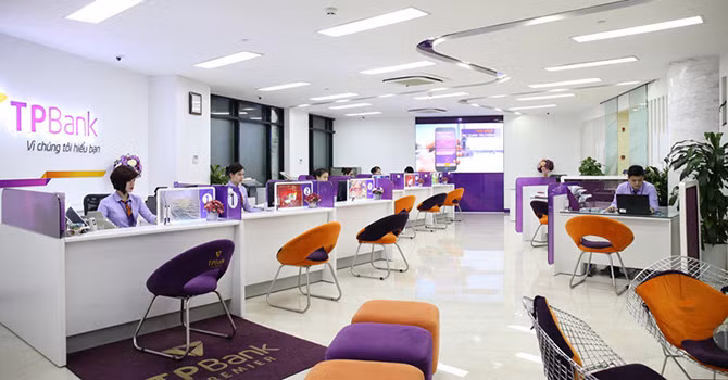 Tương tự, lợi nhuận trước thuế của TPBank đến hết quý III/2017 đạt 807 tỷ đồng, vượt kế hoạch lợi nhuận 780 tỷ đồng đề ra cho cả năm 2017. Ảnh: BizLive.