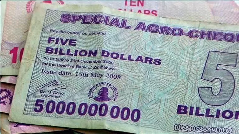 Năm 2007, đồng đô la Zimbabwe tiếp tục mất giá do lạm phát mạnh, 30.000 đôla Zimbabwe mới đổi được 1 USD. Còn trên thị trường "chợ đen", muốn đổi được 1 USD, người giao dịch phải bỏ ra 600.000 đôla Zimbabwe. Ảnh: The New York Times.