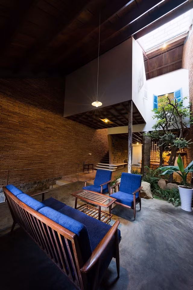 Bên trong nhà chứa đựng đầy nắng, gió, vườn rau, sân gạch. Ảnh: ArchDaily.