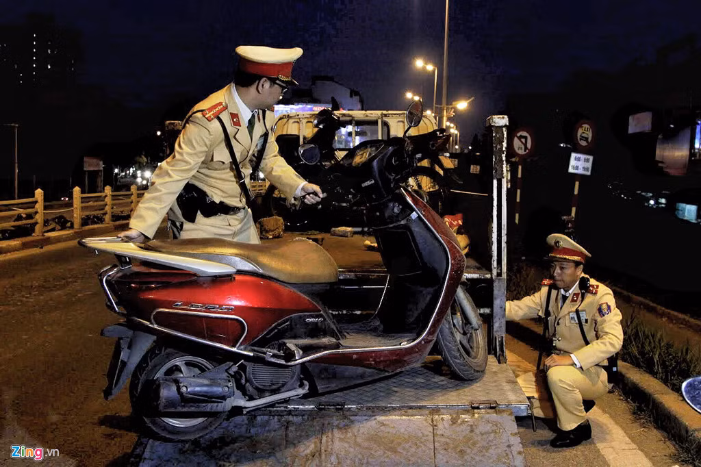 Các xe đi ngược chiều được đưa đưa lên xe để đưa về trụ sở CSGT.