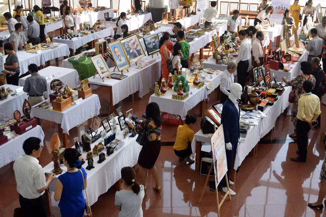 Để phục vụ APEC 2017, UBND thành phố Đà Nẵng đã phát động cuộc thi thiết kế quà tặng APEC 2017. Cuộc thi thu hút đông đảo người tham gia với những ý tưởng độc đáo, sản phẩm phong phú, tinh xảo. Ảnh: Báo Đà Nẵng.