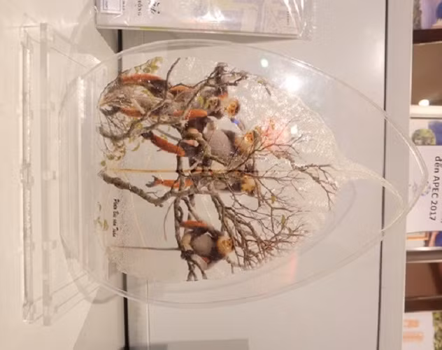 Tranh Voọc chà vá trên gân lá bồ đề của Cơ sở Sản xuất thạch ảnh Nguyên Vỹ mang ý nghĩa giới thiệu sinh vật đặc hữu của thành phố cũng như đất nước. Ảnh: Đà Nẵng.