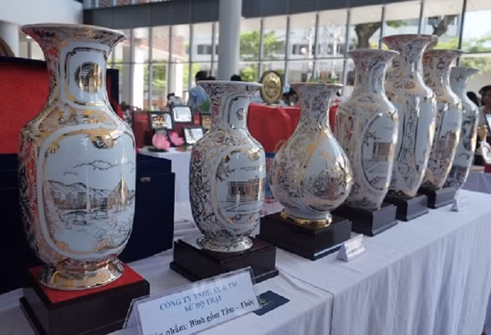 Đặc biệt, Voọc chà vá chân nâu - hình ảnh nhận diện thành phố Đà Nẵng được nhiều nghệ nhân khai thác, gửi đến thông điệp về bảo tồn thiên nhiên. Ảnh: VTC.