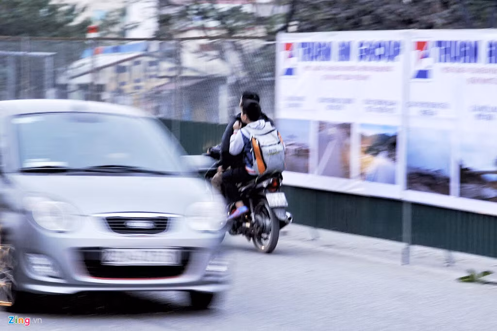 Nhiều người thậm chí chạy ngược chiều khi chở theo cả con nhỏ.
