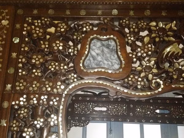 Toàn bộ giường được khắc cẩn xà cừ với nhiều hoa văn cầu kỳ, tinh xảo. Ngoài ra, giường còn có lót miếng đá cẩm thạch lớn, dùng ngủ vào mùa hè nóng nực. Ảnh: Zing.