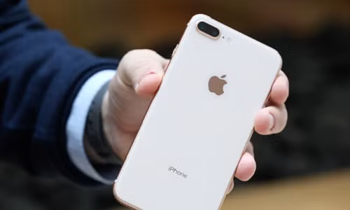 Trọng lượng 202 gram biến iPhone 8 Plus trở thành chiếc iPhone nặng nhất từ trước đến nay. Ảnh: CNBC.