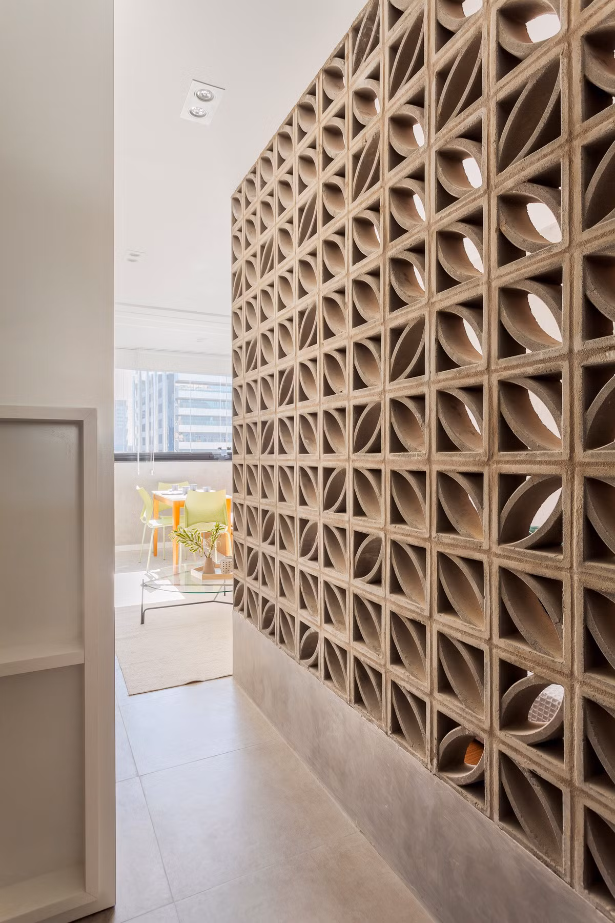 Bức vách gạch lỗ vừa mang phong cách hiện đại vừa tạo sự kín đáo.