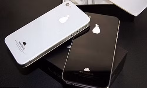 Hàng nhái của iPhone thô đến mức đổi logo quả táo thành quả lê. Ảnh: Gosocial.