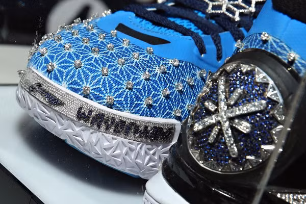 Đôi giày đắt đỏ nhưng mục đích ra đời của The Fire Monkey lại là nhằm gây quỹ từ thiện cho trẻ em nghèo trên khắp thế giới chứ không vì lợi nhuận.