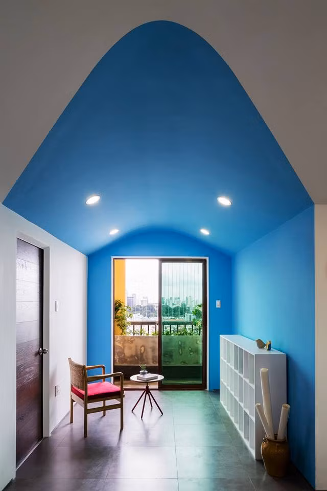 Khoảng không gian thông ra phía ngoài ban công vừa để đón sáng, vừa là nơi thư giãn cho gia chủ.