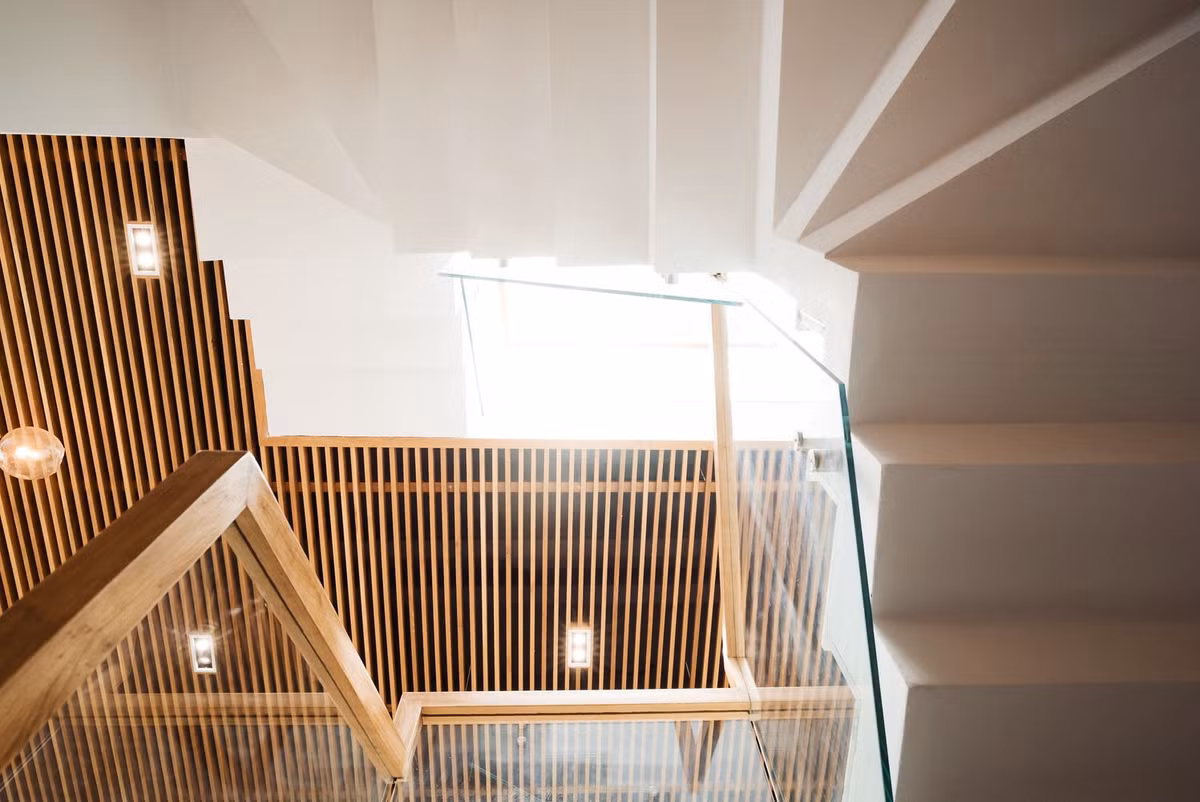 Phân bố khoảng trống dọc theo chiều dài là một giải pháp đón nắng của ngôi nhà.