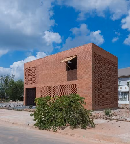 Nằm trong khu dân cư mới ở huyện Long Thành (Đồng Nai), ngôi nhà tường gạch gây ấn tượng mạnh mẽ trên tạp chí Archdaily. Ảnh: Archdaily.