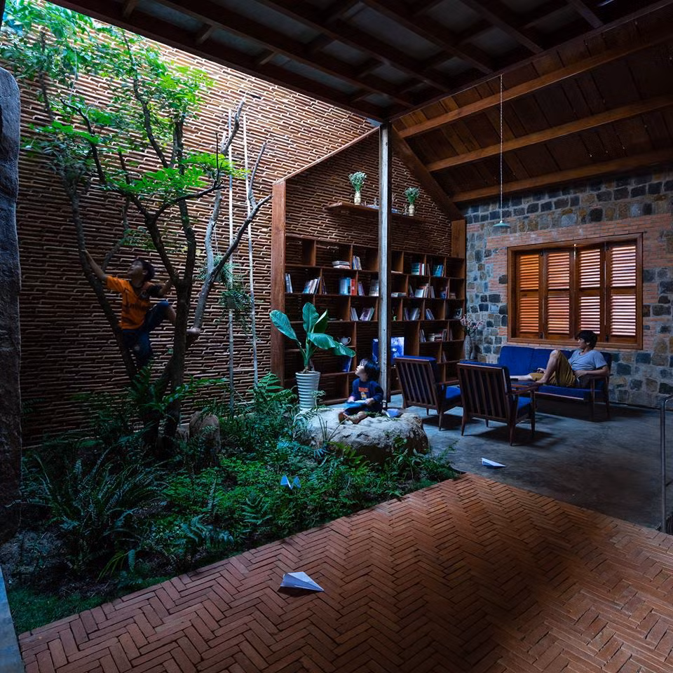 Lũ trẻ thỏa sức leo trèo, tìm hiểu thiên nhiên ngay trong chính ngôi nhà của mình. Ảnh: ArchDaily.