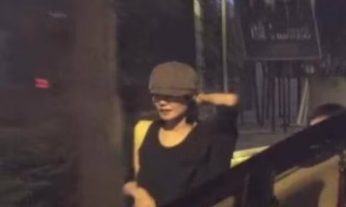 Tối ngày 7-11, Lý Á Bằng- Vương Phi tình cờ cùng xuất hiện tại bữa tiệc của một người bạn chung. Tuy có những lúc đứng rất gần nhau, nhưng cặp vợ chồng một thuở lại tỏ ra rất lạnh nhạt như chưa từng quen biết.