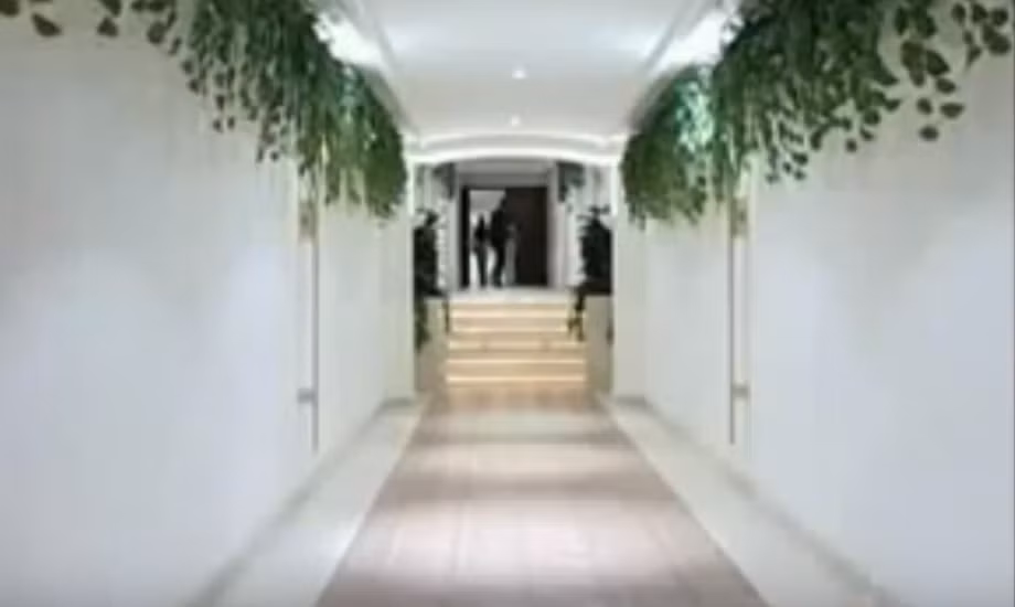 Toàn bộ lâu đài được ốp đá cẩm thạch. Ảnh: Youtube.