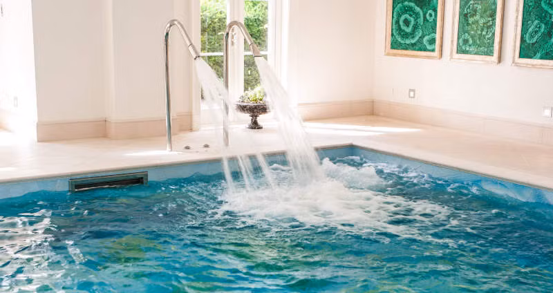 Bể bơi giống như một bức tranh nghệ thuật không thể tuyệt vời hơn.