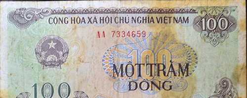 Hiện nay, các đầu mối rao bán tiền giấy 100 đồng cao gấp 150 lần giá trị thật. Đổi tiền lẻ mệnh giá 100 đồng đang là siêu lợi nhuận. Tuy nhiên số lượng cung rất ít trong khi nhu cầu lại rất lớn. Ảnh: Báo Nghệ An.
