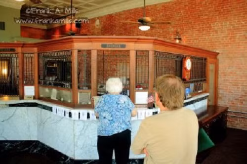 Thời gian gần đây, ngân hàng Oakwood State vẫn không có nhiều cải tiến để bắt kịp với xu hướng của thời đại. Ảnh: Frank A. Mills.