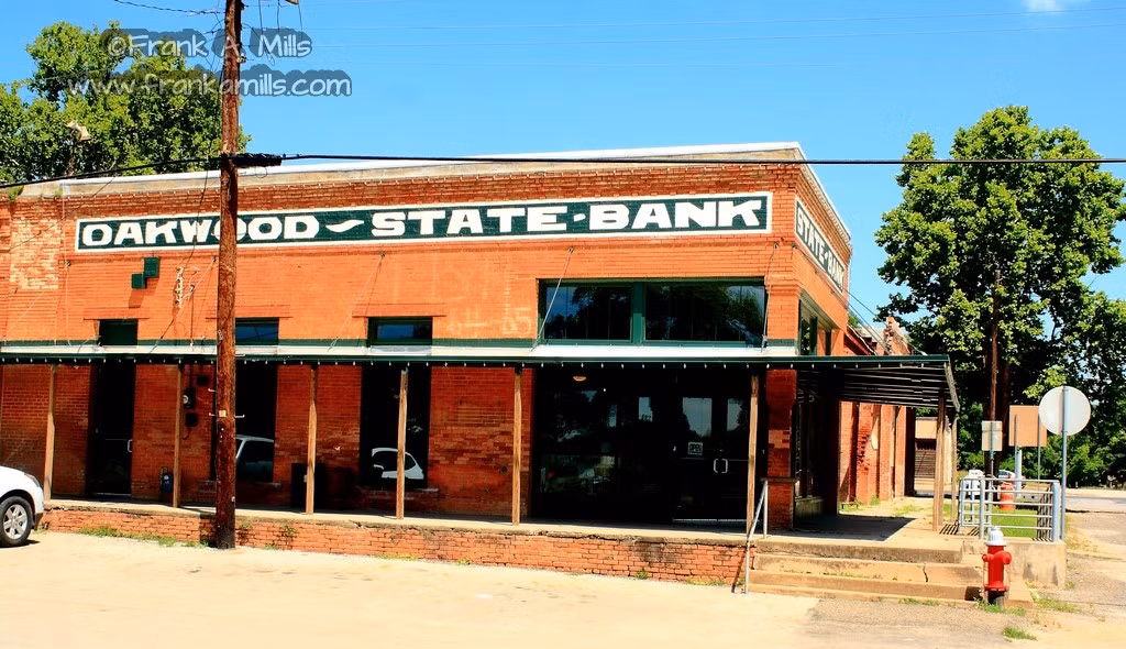 Thành lập vào năm 1900, Oakwood State Bank là một trong những ngân hàng lâu đời nhất nước Mỹ. Ảnh: Frank A. Mills.