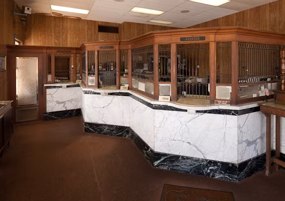 Phục vụ khoảng 600 tài khoản, Oakwood State Bank vẫn hoạt động theo phương thức cũ tương tự những năm 1950. Ảnh: Blogspot.