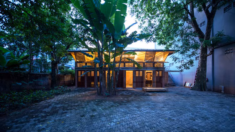 Xuất hiện trên trang Designboom, ngôi nhà tre 2 tầng trên một khu đất rộng ở Hà Nội là sự đối lập giữa kiến trúc truyền thống với sự đổi thay của một thành phố đang đô thị hóa. Ảnh: Designboom.