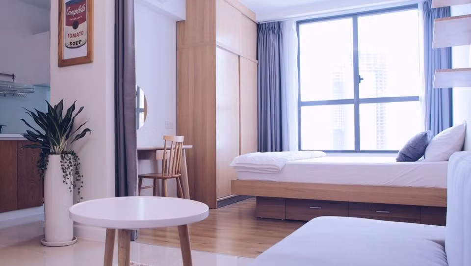 Cô từng chia sẻ trên trang cá nhân: "Đã có căn nhà đầu tiên rồi! Nhỏ xinh, vừa đủ đựng những gì mình cần thôi. Chất lượng chuẩn, vị trí tốt, thiết kế đẹp, trên tầng cao. Hàng xóm hiền, dịch vụ tốt và cái mà ai cũng khao khát - giá dịu dàng".