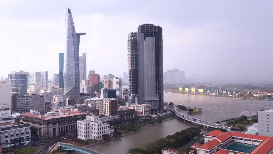 Bởi ngoài thiết kế đẹp, căn hộ còn nhìn thẳng ra tòa nhà Bitexco.