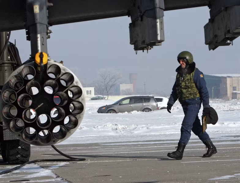 Thông tin này được trang We Are The Mighty của Mỹ đưa ra khi so sánh sức mạnh giữa 2 dòng trực thăng tấn công hàng đầu của nước này với sản phẩm cùng phân khúc của Nga. Báo Mỹ cho rằng, AH-64 Apache từng là trực thăng tấn công hàng đầu thế giới nhưng đang bị trực thăng Ka-52 của Nga soán ngôi.