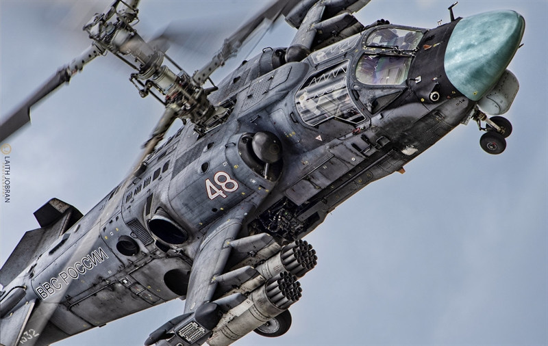 Tên lửa chống tăng của Ka-52 xuyên giáp nhỉnh hơn so với tên lửa "Lửa địa ngục" (Hellfire) của Apache. Hellfire có khả năng xuyên giáp đồng nhất (RHA) 800mm. Trong khi Ataka của Ka-52 xuyên giáp đến 950mm và Vikhr có thể xuyên đến 1.000mm giáp RHA. Nhưng điểm hạn chế là do thiết kế của Ka-52 chỉ có thể mang 12 tên lửa chống tăng, trong khi Apache mang đến 16 tên lửa.