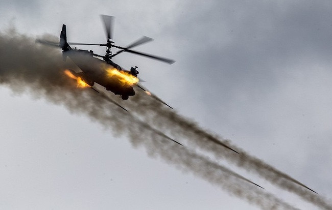 Trong điều kiện chiến trường hiện nay, tên lửa Hellfire có thể xuyên hầu hết giáp xe tăng trên thế giới, có tầm bắn đến 8km, hơn hẳn tên lửa chống tăng Ataka (5km), nhưng ngắn hơn so với tên lửa chống tăng mới Vikhr Nga (10 km).